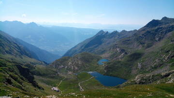 Bergpanorama mit Hütte und See